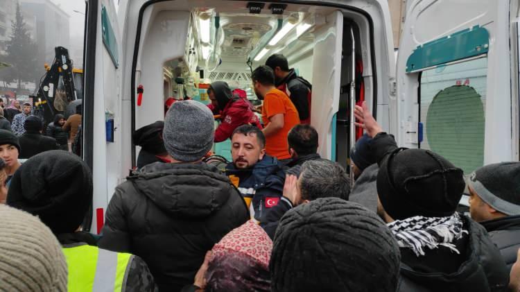 <p>Sağlık durumları iyi olan yaralılar, hastaneye kaldırıldı. Enkaz kaldırma çalışmaları sürüyor.</p>
