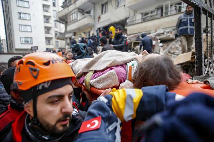 <p>Merkez üssü Kahramanmaraş'ın Pazarcık ilçesi olan ve 10 ili etkileyen 7,4 büyüklüğündeki depremde Diyarbakır'da yıkılan binalarda arama kurtarma çalışmaları sürüyor. </p>
<p> </p>