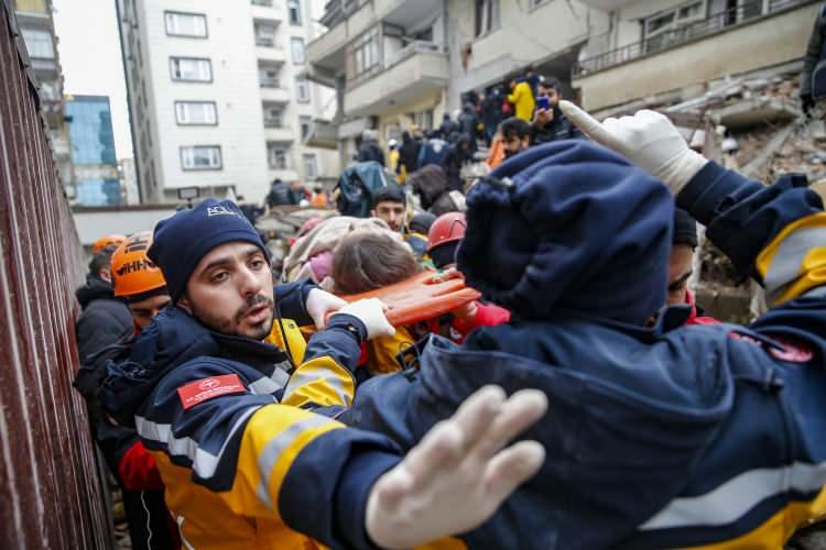 <p>Merkez Yenişehir ilçesi Ofis Semti Kooperatifler Mahallesi Kurt İsmail Paşa 2. Sokak'ta yıkılan binada, enkaz altında kalan bir çocuk ekiplerin çalışması sonucu kurtarıldı.</p>
