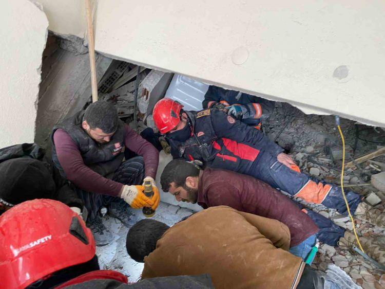 <p>Kahramanmaraş’ın Pazarcık ilçesinde meydana gelen 7.4 büyüklüğündeki deprem sonrasında 10 ilde binlerce bina yıkıldı. Elazığ Belediyesi İtfaiye Müdürlüğü ekipleri de Malatya’da enkaz başında çalışmalarını sürdürüyor.</p>
<p> </p>