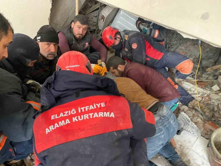 <p>Afet ve Acil Durum Yönetimi Başkanlığı Deprem Dairesi Başkanlığından alınan bilgiye göre, saat 04.17’de merkez üssü Kahramanmaraş’ın Pazarcık ilçesinde 7.4 büyüklüğünde deprem meydana geldi. </p>
<p> </p>