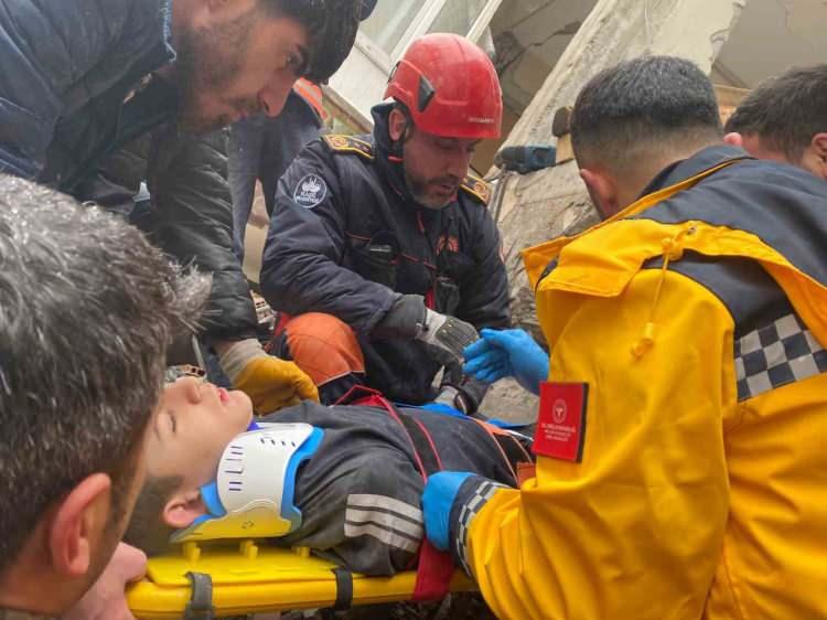 <p>Elazığ Belediyesi İtfaiye Müdürlüğü ekipleri de Malatya’ya yardıma koştu. Ekipler, enkazlarda arama kurtarma çalışmasına katıldı.</p>

<p> </p>
