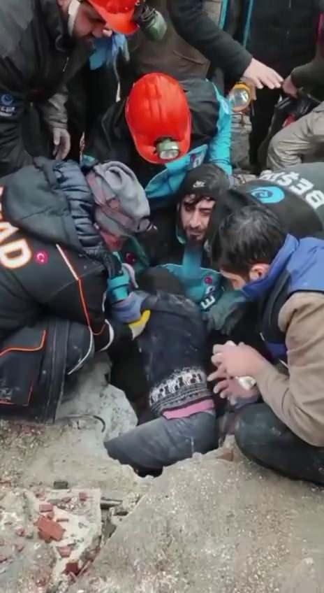 <p>Bölgedeki arama kurtarma ekiplerinin yanısıra Ankara ve İstanbul gibi büyükşehirlerden de deprem bölgesine kurtarma ekipleri sevk edildi. AFAD ve Beşir Derneği kurtarma ekipleri Şanlıurfa'da enkaz arasından 8 saat sonra bir kız çocuğunu canlı olarak çıkardı.</p>
<p> </p>