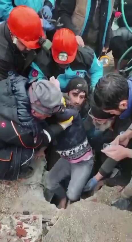 <p>Uzmanlar enkaz altında zamanla yarışın önemli olduğuna dikkat çekerken, enkaz altından canlı çıkarılan her bir kişi ekiplerin ve vatandaşların moralini yükseltiyor.</p>

<p> </p>

