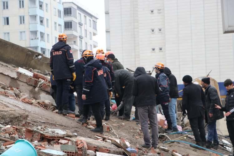 <p> AFAD, UMKE, polis, jandarma, 112 Acil Sağlık, itfaiye ekipleri ve vatandaşlar binalarda arama kurtarma çalışmalarını sürdürüyor. </p>