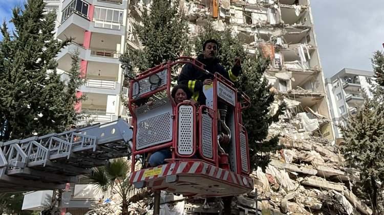 <p>Merkez üssü Kahramanmaraş'ın Pazarcık ilçesi olan ve toplamda 10 ili etkileyen 7,7 büyüklüğündeki deprem nedeniyle Adana'nın Çukurova ilçesinde yarısı yıkılan 13 katlı binanın 8. katında mahsur kalanları itfaiye ekipleri kurtardı.</p>

<p> </p>
