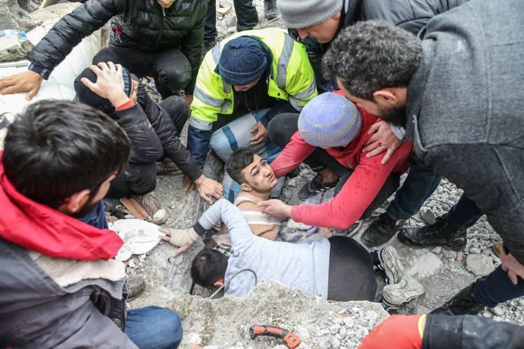 <p>Kahramanmaraş'ın Pazarcık ilçesinde 7,7 büyüklüğünde deprem meydana geldi. Hatay'ın İskenderun ilçesindeki Pac Meydanı'nda yıkılan 6 katlı bir binanın enkazından Mehmet Emin Ataoğlu sağ olarak kurtarıldı.</p>

<p> </p>
