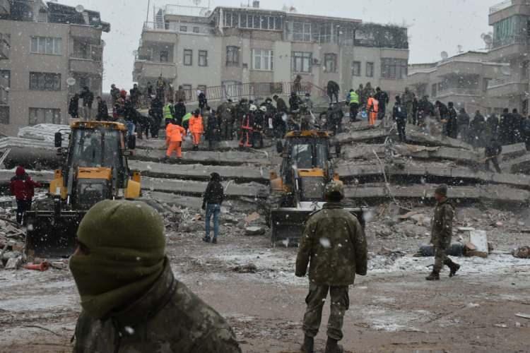 <p>Merkez üssü Kahramanmaraş'ın Pazarcık ilçesi olan ve toplamda 10 ili etkileyen 7,4 büyüklüğündeki depremin ardından Malatya'daki Zafer Mahallesi'nde arama-kurtarma çalışmaları sürüyor.</p>
<p> </p>