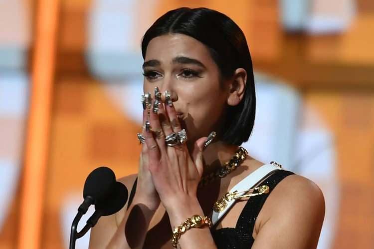 <p><span style="color:#000080"><strong>Öte yandan Grammy Ödülü sahibi, Arnavut asıllı İngiliz şarkıcı </strong></span><span style="color:#000000"><strong>Dua Lipa</strong></span><span style="color:#000080"><strong> da Instagram'daki yaklaşık 90 milyon takipçisiyle Türkiye ve Suriye için bağış toplayan bir kurumun bilgilerini paylaştı.</strong></span></p>