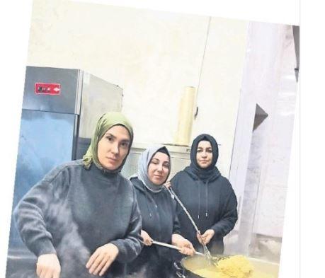 <p><span style="color:#800000"><strong>Yalçınkaya'ya </strong></span><span style="color:#8B4513"><strong>Masterchef</strong></span><span style="color:#800000"><strong> yarışmasındaki yarışmacılar da destek verdi ve</strong></span><span style="color:#8B4513"><strong> Gaziantep</strong></span><span style="color:#800000"><strong> ve </strong></span><span style="color:#8B4513"><strong>Adıyaman</strong></span><span style="color:#800000"><strong>'da da ekipler kuruldu.</strong></span></p>
