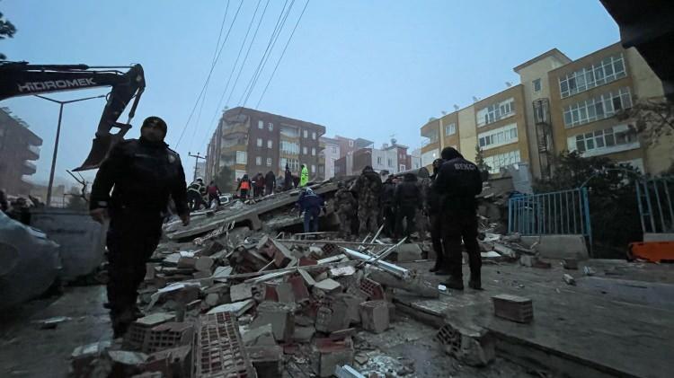 <p>Kahramanmaraş'ın Pazarcık ilçesinde 7,4 büyüklüğünde deprem meydana geldi. Malatya'da deprem nedeniyle bazı binalar yıkıldı.</p>

<p> </p>
