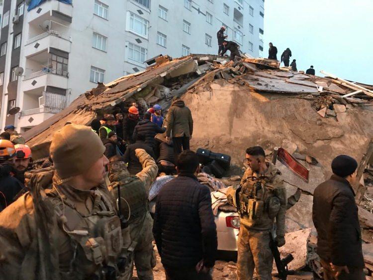 <p><strong>DİYARBAKIR</strong></p>

<p>Diyarbakır'da deprem nedeniyle bazı binalar yıkıldı. Merkez Bağlar ilçesi Mevlana Halit Mahallesi Cengizler Caddesi'nde çöken binanın enkazında arama kurtarma çalışması sürüyor.</p>

<p> </p>

