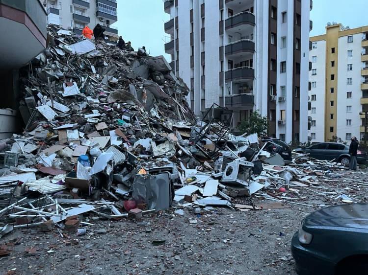 <p><strong>ADANA</strong></p>
<p>Kahramanmaraş'ın Pazarcık ilçesinde meydana gelen 7,4 büyüklüğündeki deprem Adana'da da hissedildi. Deprem nedeniyle Çukurova ilçesi Yurt Mahallesi'ndeki bir apartman yıkıldı.</p>