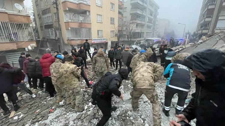 <p><strong>ŞANLIURFA</strong></p>

<p>Kahramanmaraş'ın Pazarcık ilçesinde 7,4 büyüklüğünde deprem meydana geldi. Şanlıurfa'da yıkılan bir binada arama kurtarma çalışmaları başlatıldı.</p>

<p> </p>
