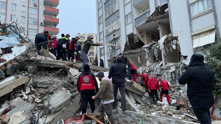 <p><strong>ADANA</strong></p>

<p>Kahramanmaraş'ın Pazarcık ilçesinde meydana gelen 7,4 büyüklüğündeki deprem Adana'da da hissedildi. Çukurova ilçesi Güzelyalı Mahallesi'nde deprem nedeniyle yıkılan bir apartmanda arama kurtarma çalışması başlatıldı.</p>

<p> </p>
