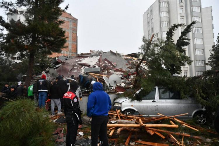 <p><strong>GAZİANTEP</strong></p>

<p>Kahramanmaraş'ın Pazarcık ilçesinde 7,4 büyüklüğünde deprem meydana geldi. Gaziantep'te deprem nedeniyle bir bina yıkıldı. Enkazda arama kurtarma çalışması başlatıldı.</p>

<p> </p>
