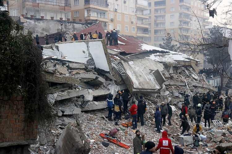 <p><strong>KAHRAMANMARAŞ Nüfusu:</strong></p>

<p><span data-darkreader-inline-color="" style="--darkreader-inline-color:#bd1a1a; color:rgb(255, 0, 0)"><strong>1 milyon 177 bin 436</strong></span></p>

<p> </p>

