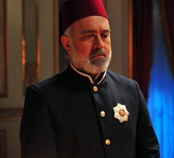 <p><span style="color:#FF0000"><strong>"ALLAH'IN GAZABINA UĞRAYIN İNŞALLAH"</strong></span></p>
<p><span style="color:#000000"><strong>Derginin yayınladığı karikatürü sosyal medya hesabından "Allah'ın gazabına uğrayın İnşallah" notuyla paylaşan usta oyuncu Bahadır Yenişehirlioğlu da adeta ateş püskürdü.</strong></span></p>