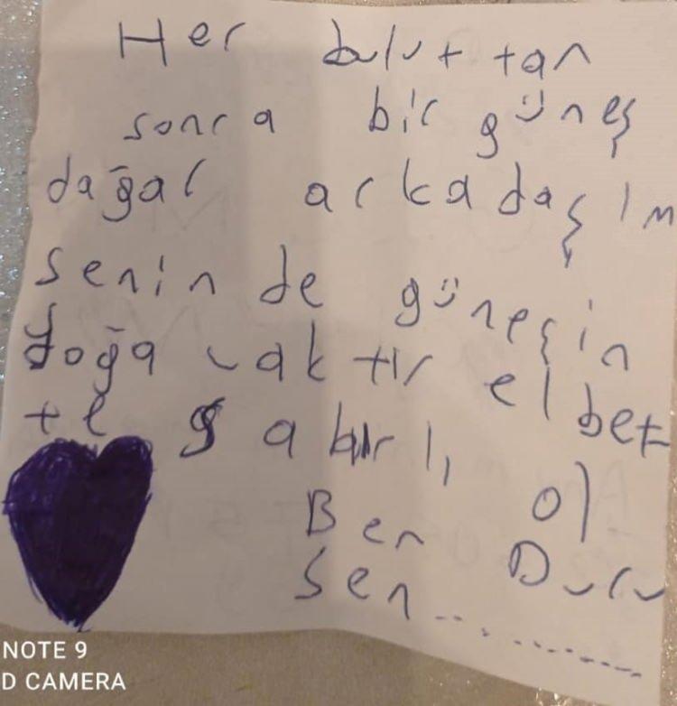 <p><strong>Gönderilen notların bazılarında <span style="color:#000000">“Her buluttan sonra bir güneş doğar arkadaşım. Senin de güneşin doğacaktır elbet, sabırlı ol”</span> ifadeleri yer aldı.</strong></p>