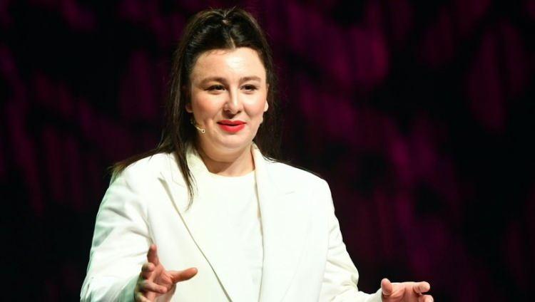 <p><em><span style="color:#000000"><strong>Yasemin Sakallıoğlu:</strong></span></em> <strong><span style="color:#000080">Deprem bölgesine tır gönderdi</span></strong></p>
