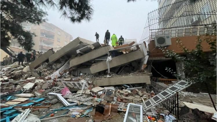 <p><span style="color:#000000"><strong>Kahramanmaraş Pazarcık ilçesinde meydana gelen 7.7 ve 7.6 şiddetindeki depremler Hatay, Osmaniye, Adıyaman, Gaziantep, Şanlıurfa, Diyarbakır, Malatya ve Adana başta olmak üzere çevre illerde büyük bir yıkıma yol açtı. </strong></span></p>
