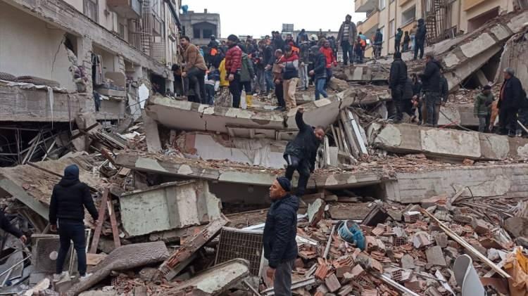 <p><span style="color:#000000"><strong>Binlerce kişinin yaşamını yitirdiği ve ağır bir şekilde yaralandığı depremin ardından 7 gün Milli Yas ilan edildi.</strong></span></p>
