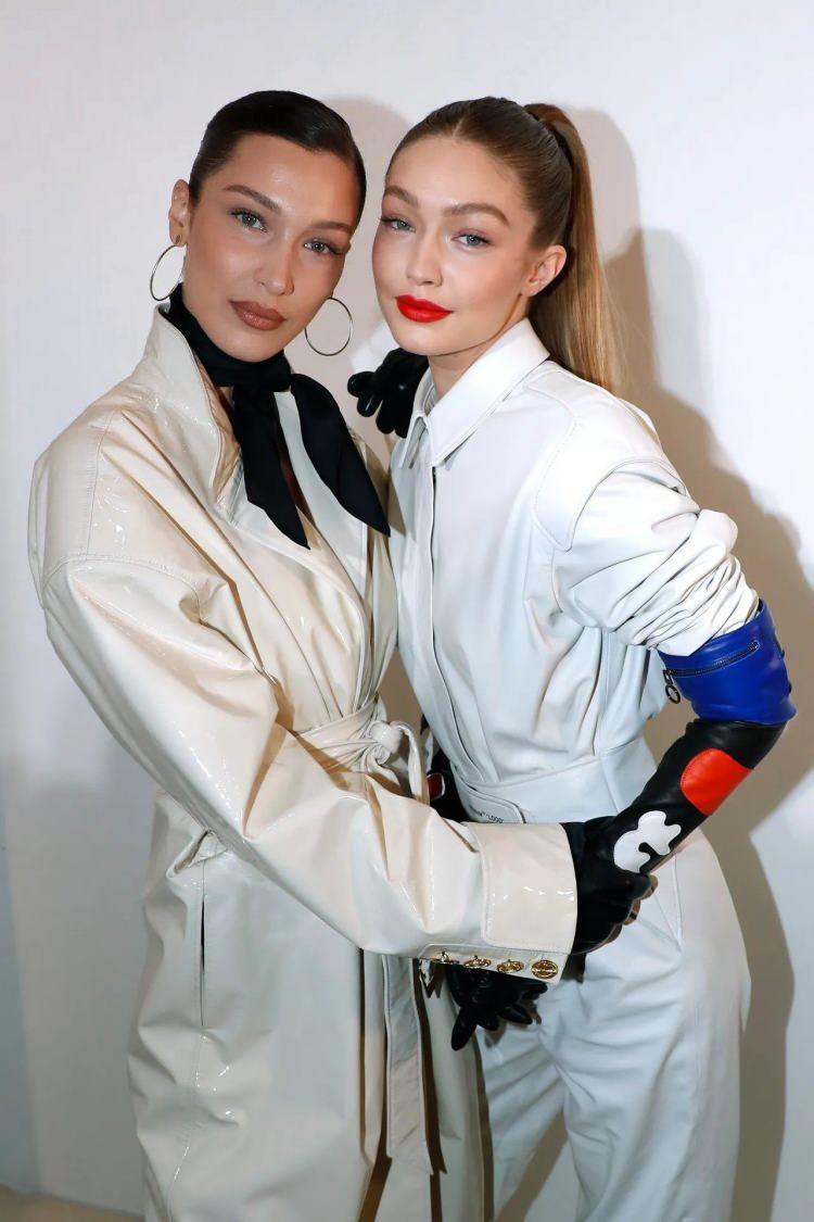 <p><span style="color:#000080"><strong>Bella Hadid ve Gigi Hadid kardeşler de Kahramanmaraş merkezli yaşanan şiddetli deprem sonucu yaşananlara kayıtsız kalamadı. Bella Hadid Türkiye'ye desteklerini şu sözlerle ifade etti:</strong></span></p>
<p><em><span style="color:#8B4513"><strong>"Bütün bedenim üşüyor. Üzgünüm ve sizler için dua ediyorum. Korkunç haberler beni kemiklerime kardar sarsıyor. Yardım etmek için yollar arıyorum."</strong></span></em></p>
<p><span style="color:#000080"><strong>Gigi Hadid ise Türkiye ve Suriye'yi vuran depremden dolayı üzgün olduğunu Instagram paylaşımıyla dile getirerek takipçilerini depremzedeler için bağış yapmaya davet etti.</strong></span></p>