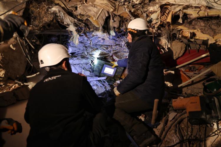 <p>"Bu sayede savunma teknoloji ve mühendisliğinin gelişmesinin ülkemiz için ne kadar önemli olduğunu bu deprem bölgesinde de görmüş olduk. Duvar arkasında bulunan canlının nefes hareketlerinden, nefes alıp vermesinden, el kol hareketlerinden yerinin tespit edilmesi konusunda yardımcı oluyoruz. Bir canlıya ulaştığımız zaman 'üç metre ileride, iki metre sağda' şeklinde yaklaşık olarak tavsiyelerde bulunuyoruz. Ekipler de dinleme yaparak eğer konuşuyorsa o tarafa doğru yöneliyor. Koordineli bir şekilde kurtarma ekipleriyle beraber çalışmaya devam ediyoruz."</p>
