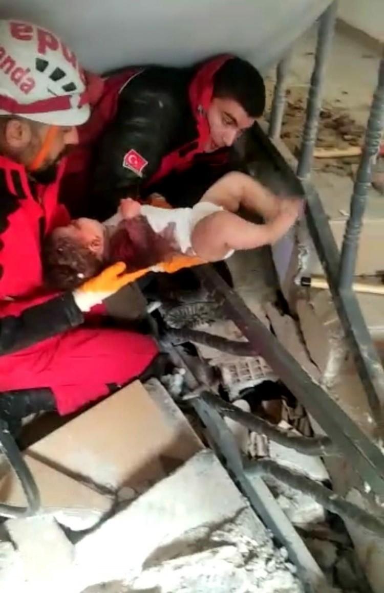 <p> Türkiye tarihinin en büyük felaketlerinden birinin sınavını verirken, enkazlardan gelen kurtarma haberleri de daha fazla hayatı kurtarmak için sahadaki ekipleri umutlandırıyor. </p>