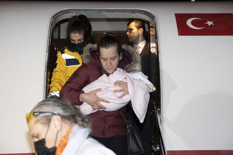 <p>Bebeklerin uçaktan teslim alınması sırasında Bakanlık Çocuk Hizmetleri Genel Müdürlüğü yetkilileri de hazır bulundu.</p>