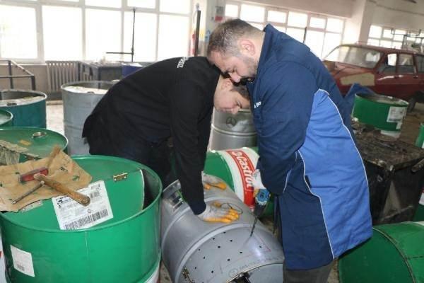 <p>Samsun'un Çarşamba ilçesindeki Mesleki ve Teknik Anadolu Lisesi'nde de öğrenci ve öğretmenler, depremzedelerin ısınma ihtiyacını karşılamak için harekete geçti. </p>
