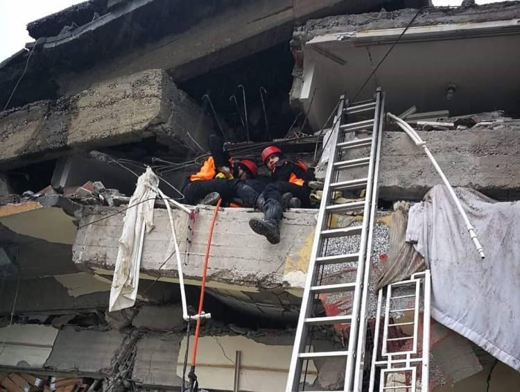 <p>Merkez üssü Kahramanmaraş'ın Pazarcık ilçesi olan 7.6 büyüklüğündeki depremin ardından ayseri Büyükşehir Belediyesi İtfaiye Daire Başkanlığı 7 araç ve 28 personeli deprem bölgesine sevk etti.</p>