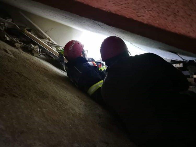 <p>Kahramanmaraş'a ulaşan ekipler yıkılan binalarda arama çalışmalarına başlarken, şu ana kadar enkaz altında kalan 18 kişiyi sağ olarak çıkararak sağlık ekiplerine teslim etti. </p>