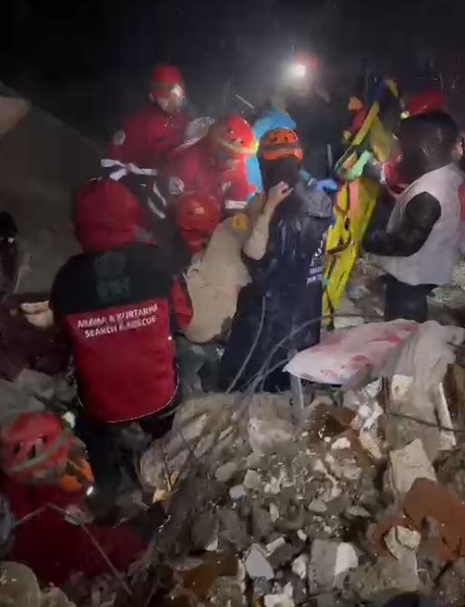 <p><strong>KAHRAMANKAZAN KURTARMA EKİBİ BİR GENCİ KURTARDI</strong></p>

<p> </p>

<p>Deprem bölgesinde Kahramankazan kurtarma ekipleri bir genci kurtardı.</p>
