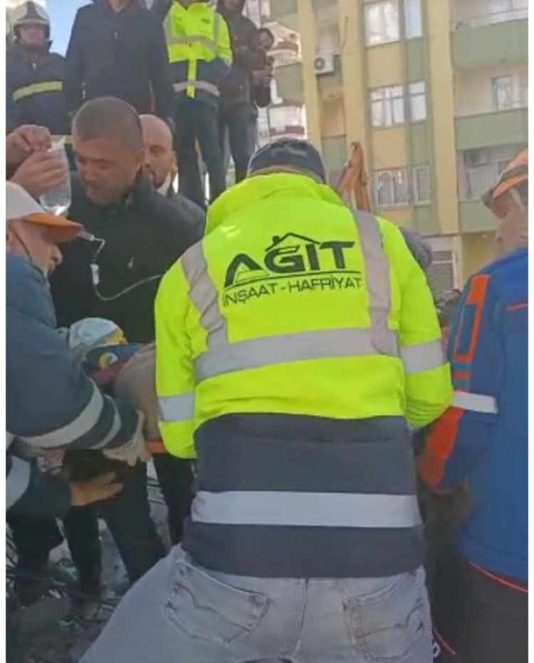 <p><strong>24 SAAT SONRA KURTARILDI</strong></p>
<p> </p>
<p>Adana’da depremde yıkılan binadan 24 saat sonra bir kişi sağ olarak kurtarıldı.</p>
<p> </p>
<p>Kahramanmaraş’ın Pazarcık ve Elbistan ilçelerinde ilki 7.7, ikincisi 7.6 büyüklüğündeki deprem Adana’da da yıkıma neden oldu. 11 binanın yıkıldığı 146 kişinin öldüğü 2 bin 600 kişiden fazla şahsın yaralandığı depremde inanılmaz kurtarış haberleri de geldi. Bir kişi depremden tam bir gün sonra Turgut Özal Bulvarında yıkılan binanın enkazından sağ olarak kurtarıldı. Sağ çıkartılan şahıs hastaneye kaldırıldı. Arama-<strong>kurtarma</strong> çalışması ise devam ediyor.</p>