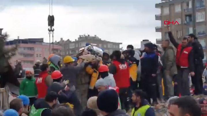 <p><strong>31 SAAT SONRA BİR KADIN KURTARILDI</strong></p>

<p> </p>

<p>Kahramanmaraş merkezli depremlerde Diyarbakır'da yıkılan binanın enkazından, arama kurtarma çalışmaları sonucu yaklaşık 31 saat sonra 1 kadın yaralı olarak çıkarıldı.</p>

<p> </p>

<p>Depremden etkilenen Diyarbakır'da yıkılan binalar arasında yer alan merkez Bağlar ilçesi Tesisler Kavşağı'ndaki Serin-2 Apartmanı'nda, enkaz altında kalanların kurtarılması amacıyla AFAD, UMKE, 112 Acil Sağlık, polis, jandarma ve itfaiye ekiplerinin yürüttüğü çalışmalar devam ediyor.</p>

<p> </p>

<p>Ekiplerin çalışmaları sonucu enkaz altından, yaklaşık 31 saat sonra Zeynep Ateşoğulları (35) kurtarıldı.</p>

<p> </p>

<p>Yaralı olarak enkazdan çıkarılan kadın, sağlık ekiplerince ambulansla hastaneye kaldırıldı.</p>
