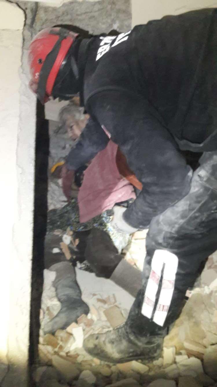 <p>Deprem bölgesine giden kurtarma ekibi enkaz altında kalan vatandaşlara yardıma başladı ve bir binanın enkazından yaşlı bir kadını çıkararak sağlık ekiplerine teslim ettiler.</p>

