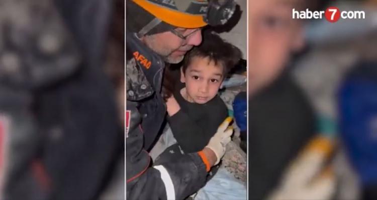 <p><strong>"KAHRAMANSIN OĞLUM!"</strong></p>

<p> </p>

<p>AFAD ekiplerinin kurtardığı küçük çocuk Ne oluyor ya ne oluyor? diye tepki  gösterince herkes mutluluktan gülmeye başladı!</p>
