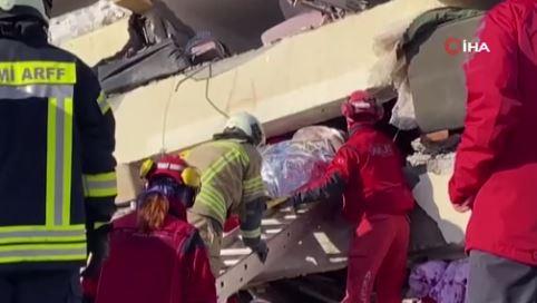 <p><strong>MARAŞ'TA BİR KİŞİ KURTARILDI</strong></p>

<p> </p>

<p>Kahramanmaraş'ta bir kişi, enkazdan sağ olarak çıkarıldı.<br />
Kahramanmaraş'ın Şazibey Mahallesi'nde bir binanın enkazında arama-kurtarma çalışmaları yapan ekip, bir kişiye ulaştı. 45 yaşlarındaki kişi, ekipler tarafından sağ olarak kurtarıldı.</p>
