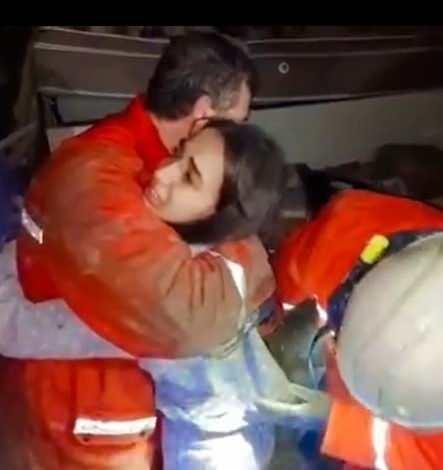 <p><strong>16 YAŞINDAKİ ŞEEVVAL ENKAZDAN SAĞ KURTARILDI</strong></p>

<p> </p>

<p>Kahramanmaraş merkezli meydana gelen depremler sonrası Hatay'daki arama-kurtarma faaliyetlerine katılan Kütahya Belediyesi İtfaiye Müdürlüğü ekipleri, 16 yaşındaki Şevval Deniz'i yıkılan binanın enkazından sağ olarak kurtardı.<br />
Kahramanmaraş'ın Pazarcık ilçesinde meydana gelen ve birçok kentte yıkıma neden olan depremlerin ardından vakit kaybetmeden deprem bölgesine hareket eden Kütahya Belediyesi İtfaiye Müdürlüğü ekipleri, Hatay'da yürütülen arama-kurtarma faaliyetlerinde inanılmaz bir kurtuluşa ortak oldu.</p>
