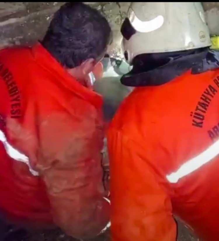 <p>Şiddetli depremler sonrası büyük bir yıkımın yaşandığı Hatay’da, yıkılan bir binanın enkazında çalışan Kütahya Belediyesi İtfaiye Müdürlüğü ekipleri, gelen ses üzerine yoğunlaştığı bölgede saatler süren uğraş sonucu 16 yaşındaki Şevval'i sağ olarak kurtardı.Enkazdan çıkarıldıktan sonra gözyaşlarına boğulan Şevval, kendisini kurtaran itfaiye erlerince sağlık ekiplerine teslim edilerek hastaneye götürüldü.</p>
