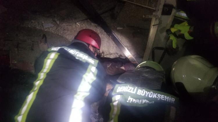 <p>Kahramanmaraş’ta meydana gelen ve çevre illerde de yoğun bir şekilde hissedilen depremin ardından bölgeye giden Denizli Büyükşehir Belediyesi ekipleri arama kurtarma faaliyetlerine başladı. </p>
