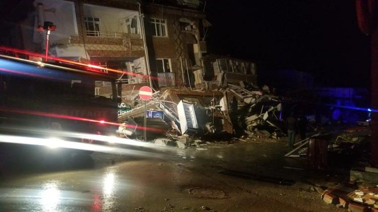 <p>Denizli Büyükşehir Belediyesi İtfaiye Dairesi Başkanlığı’na ait 2 kaza kırım aracı, 3 arazöz, 1 merdivenli yangın söndürme aracı, 3 destek aracı ve 40 personel bölgede kurulan Afet Koordinasyon Merkezi tarafından Hatay merkezde görevlendirildi. </p>
