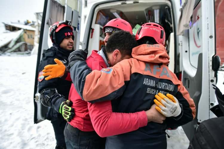 <p><strong>MİNİK ARDA DEPREMDEN 22 SAAT SONRA KURTARILDI</strong></p>

<p> </p>

<p>Kahramanmaraş Elbistan'da meydana gelen 7,6 büyüklüğündeki depremde 8 yaşındaki Arda, ailesiyle birlikte enkaz altında kaldı. Anne ve babasının cansız bedeniyle yan yana yatan küçük Arda, 22 saat sonra kurtarıldı.</p>
