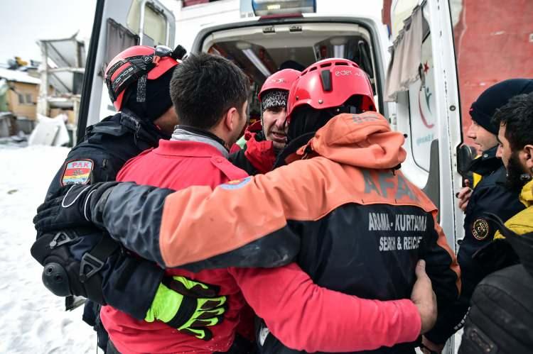 <p>Kahramanmaraş Elbistan'da meydana gelen 7,6 büyüklüğündeki depremde, ilçede bulunan birçok bina yıkıldı. 8 yaşındaki Arda Gül ve ailesi oturdukları evin yıkılmasıyla enkaz altında kaldı. Enkazın altında kalan Arda'nın annesi, babası ve babaannesi hayatını kaybetti.</p>
