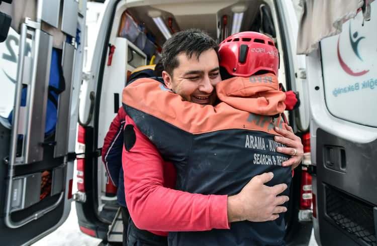 <p>Enkaz altında Arda'nın sesini duyan akrabaları, durumu yetkililere haber verdi. Polis Arama-Kurtarma ve AFAD ekipleri, 8 yaşındaki Arda G&uuml;l&rsquo;&uuml; kurtarmak i&ccedil;in &ccedil;alışma başlattı. Binanın &uuml;zerine bulunan molozlar kep&ccedil;e yardımıyla kaldırıldı. Ailesiyle birlikte enkazın i&ccedil;inde sıkışan Arda G&uuml;l i&ccedil;in 13 saatlik bir &ccedil;alışma y&uuml;r&uuml;t&uuml;ld&uuml;. Sıkıştığı yerden &ccedil;ıkarılan k&uuml;&ccedil;&uuml;k Arda, sağlık ekiplerine teslim edildi. Eksi 5 derecede 24 saat enkazın altında kalan Arda&rsquo;nın sağlık durumunun iyi olduğu &ouml;ğrenildi. K&uuml;&ccedil;&uuml;k Arda&rsquo;yı bulunduğu yerden &ccedil;ıkaran g&ouml;revliler de birbirlerine sarılarak mutluluğu paylaştı.</p>
