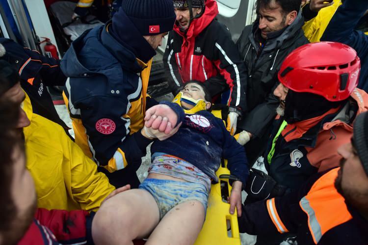 <p><strong>"TARİF EDİLEMEZ BİR MUTLULUK"&nbsp;</strong></p>

<p>&nbsp;</p>

<p><br />
Ankara Polis Arama-Kurtarma'da g&ouml;revli Polis Memuru Şenol İcik, "Arda'yı &ccedil;ıkardığımız i&ccedil;in &ccedil;ok mutluyuz. Polis Arama-Kurtarma ve STK&rsquo;larımız ortaklaşa bir &ccedil;alışma yaptık. 13-14 saatlik bir &ccedil;alışma sonucunda Arda'yı sağ salim &ccedil;ıkarmayı başardık. Ekip arkadaşlarımın ellerine sağlık. Arda bizim kardeşimiz, oğlumuz gibiydi. Onu &ccedil;ıkarmak i&ccedil;in &ccedil;ok m&uuml;cadele verdik. &Ccedil;ok ince şekilde &ccedil;alışmak zorundaydık. &Ccedil;ok mutluyuz. Tarif edilemez bir mutluluk" dedi.</p>
