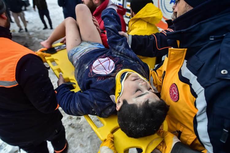 <p><strong>"KAFASI VE KOLU TERS SIKIŞMIŞ HALDEYDİ"&nbsp;</strong></p>

<p>&nbsp;</p>

<p><br />
Aksaray AFAD G&ouml;n&uuml;ll&uuml;s&uuml; Halil Erbaş, "Aksaray'dan geldik. Gelir gelmez ekip arkadaşlarımla birka&ccedil; binaya girdikten sonra buraya geldik, Arda'yı g&ouml;rd&uuml;k. Saat 22.00'den beri &ccedil;alışıyoruz. Saat 00.00'dan sonra tipi ile beraber &ccedil;alışmaya başladık. Bir s&uuml;r&uuml; katılan oldu ama &ccedil;ok m&uuml;cadele ettik. Kafası ve kolu ters sıkışmış haldeydi. Durumu &ccedil;ok k&ouml;t&uuml;yd&uuml;. Hareket etmiyordu. Sağlık&ccedil;ılara haber verdik. Sabaha kadar konuşmalarımız devam etti. Arkadaşlarla beraber &ccedil;alışarak m&uuml;kemmel bir &ccedil;alışma &ccedil;ıkardık" diye konuştu.</p>
