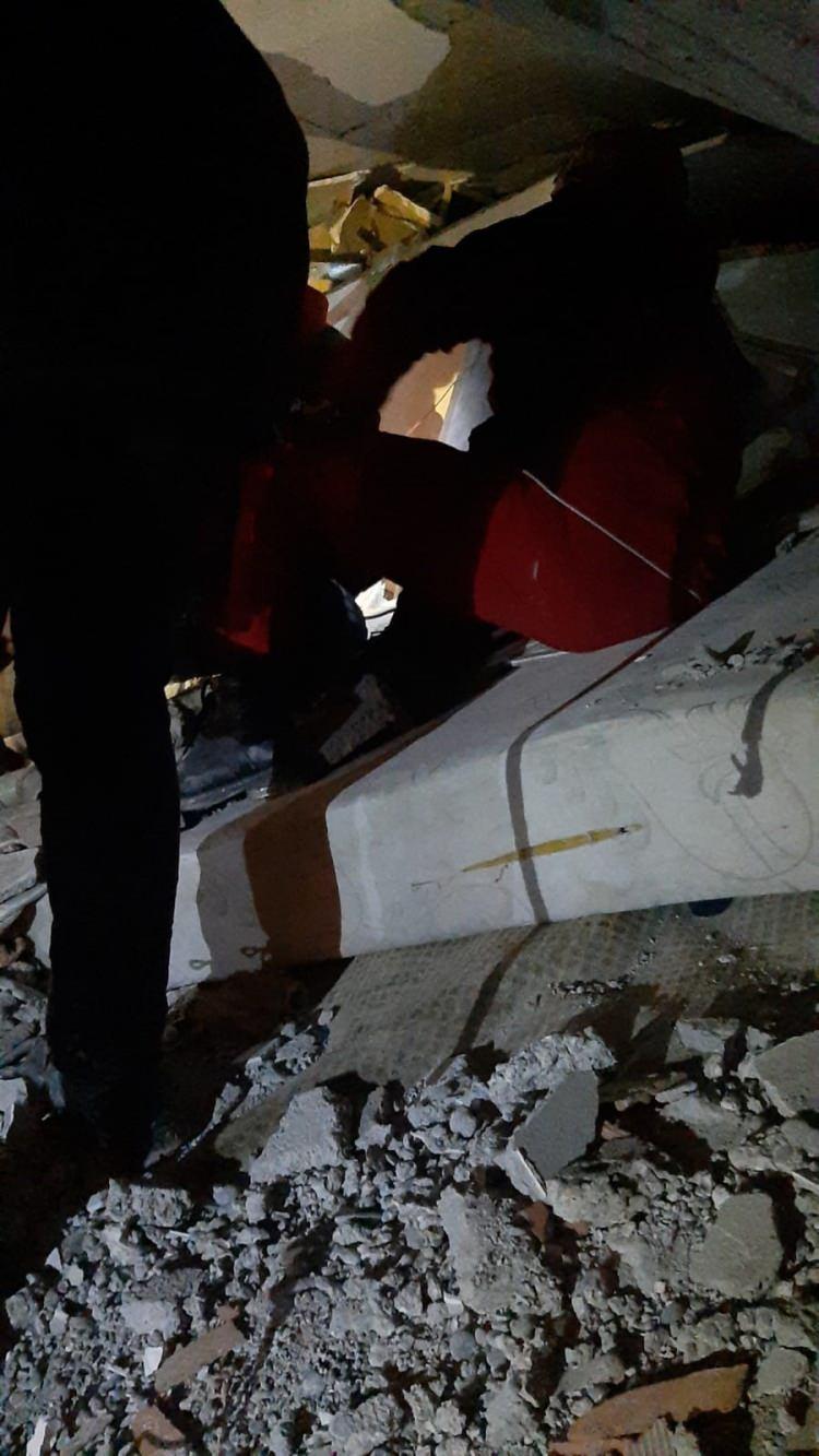 <p><strong>MALATYA'DA ENKAZ ALTINDAKİ YARALI VATANDAŞ KURTARILDI</strong></p>

<p>&nbsp;</p>

<p>Kahramanmaraş depreminin yıkıma neden olduğu Malatya&rsquo;da &ccedil;&ouml;ken otel binası enkazında kalan vatandaş uzun s&uuml;ren uğraşlar sonucu canlı olarak kurtarıldı.</p>
