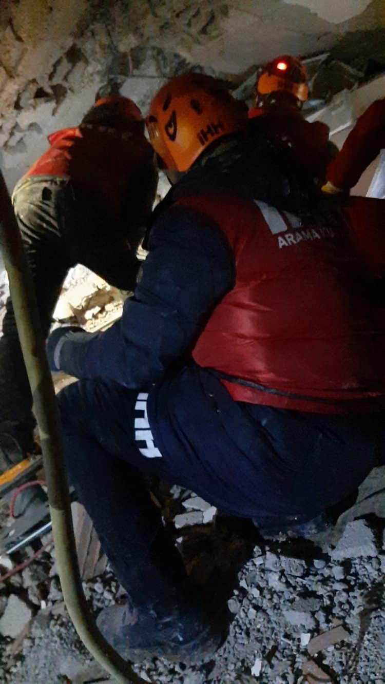 <p>Depremin ardından kurtarma &ccedil;alışmalarına destek vermek &uuml;zere Erzurum&rsquo;dan Malatya&rsquo;ya giden g&ouml;n&uuml;ll&uuml; kurtarma ekipleri enkaz altında kalanları kurtarmak i&ccedil;in seferber oldu.</p>

<p>&nbsp;</p>

<p>Malatya Yeşilyurt &Ccedil;avuşoğlu &ccedil;evreyolu caddesi &uuml;zerinde bulunan Avşar otel enkazında canlı olduğu tespit edilen vatandaşı kurtarmak i&ccedil;in seferber olan ekipler uzun s&uuml;ren uğraşların ardından yaralı vatandaşa ulaştı. Adeta iğne ile kuyu kazan ekipler 4 saatlik bir &ccedil;alışmanın ardından gece yarısında yaralı vatandaşa ulaştı. Yaralı şahsa boyunluk takarak sedye ile &ccedil;ıkaran ekiplerin yoğun &ccedil;abası cep telefonlarına yansıdı.</p>
